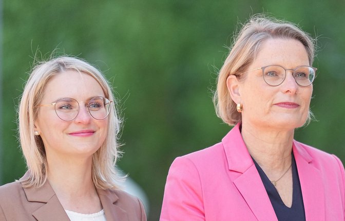 Frischer Wind in der Regierung? –   Staatsministerin Natalie Pawlik (Migration, links) und Ministerin Stefanie Hubig (Wohnen) von der SPD.<span class='image-autor'>Foto: Michael Kappeler/dpa</span>