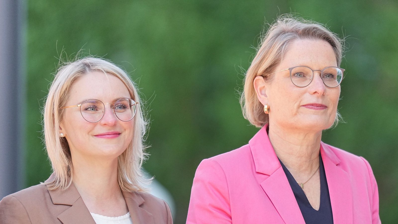 Frischer Wind in der Regierung? – Staatsministerin Natalie Pawlik (Migration, links) und Ministerin Stefanie Hubig (Wohnen) von der SPD.Foto: Michael Kappeler/dpa Frischer Wind in der Regierung? – Staatsministerin Natalie Pawlik (Migration, links) und Ministerin Stefanie Hubig (Wohnen) von der SPD.Foto: Michael Kappeler/dpa