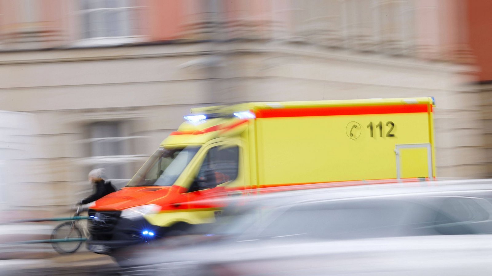 Auch, wo weniger reichen würde, fahre in Deutschland ein Rettungswagen los, nicht nur bei Notfällen.Foto: IMAGO/Future Image/IMAGO/Sebastian Gabsch