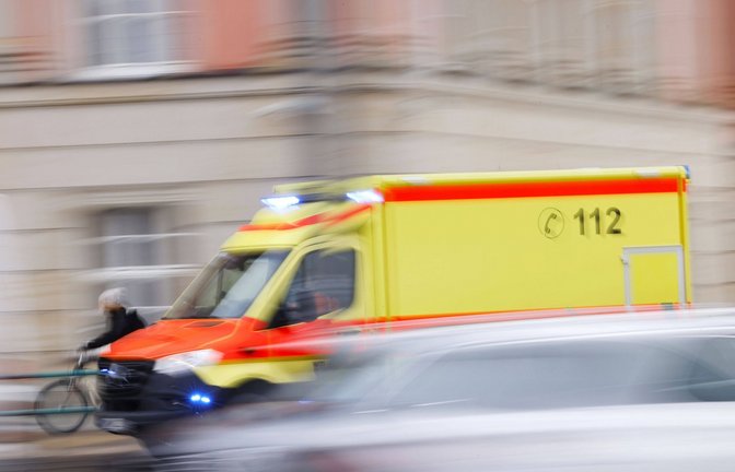 Auch, wo weniger reichen würde, fahre in Deutschland ein Rettungswagen los, nicht nur bei Notfällen.<span class='image-autor'>Foto: IMAGO/Future Image/IMAGO/Sebastian Gabsch</span>