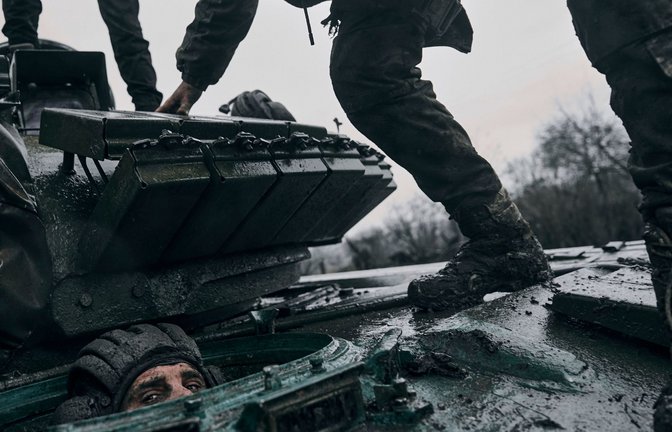 Ukrainische Soldaten in und auf einem erbeuteten russischen Panzer an der Frontlinie in der Region Donezk (Symbolbild).<span class='image-autor'>Foto: Libkos/AP/dpa</span>