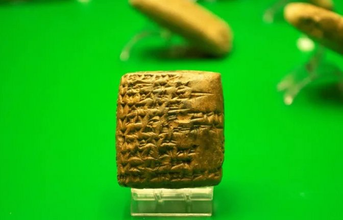 Kleine Tontafel mit Keilschriftzeichen aus dem antiken Mesopotamien.<span class='image-autor'>Foto: AFP/Hussein Kaleh</span>