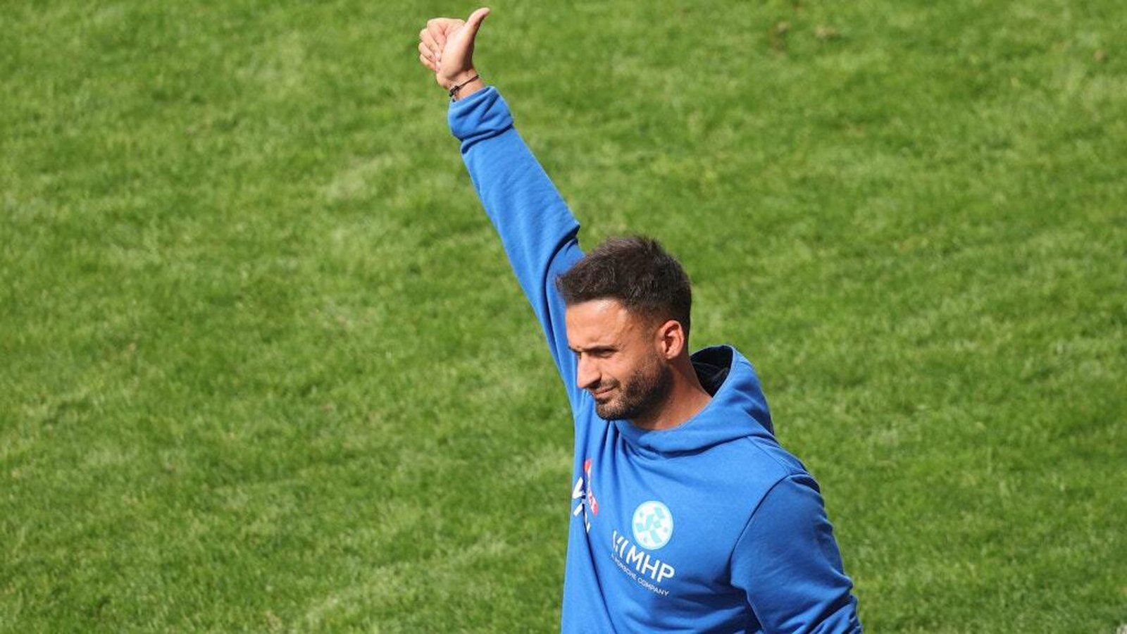 Daumen hoch: Der Einstieg von Kerem Arslan als Interims-Chefcoach der Stuttgarter Kickers ist gelungenFoto: Pressefoto Baumann Daumen hoch: Der Einstieg von Kerem Arslan als Interims-Chefcoach der Stuttgarter Kickers ist gelungenFoto: Pressefoto Baumann