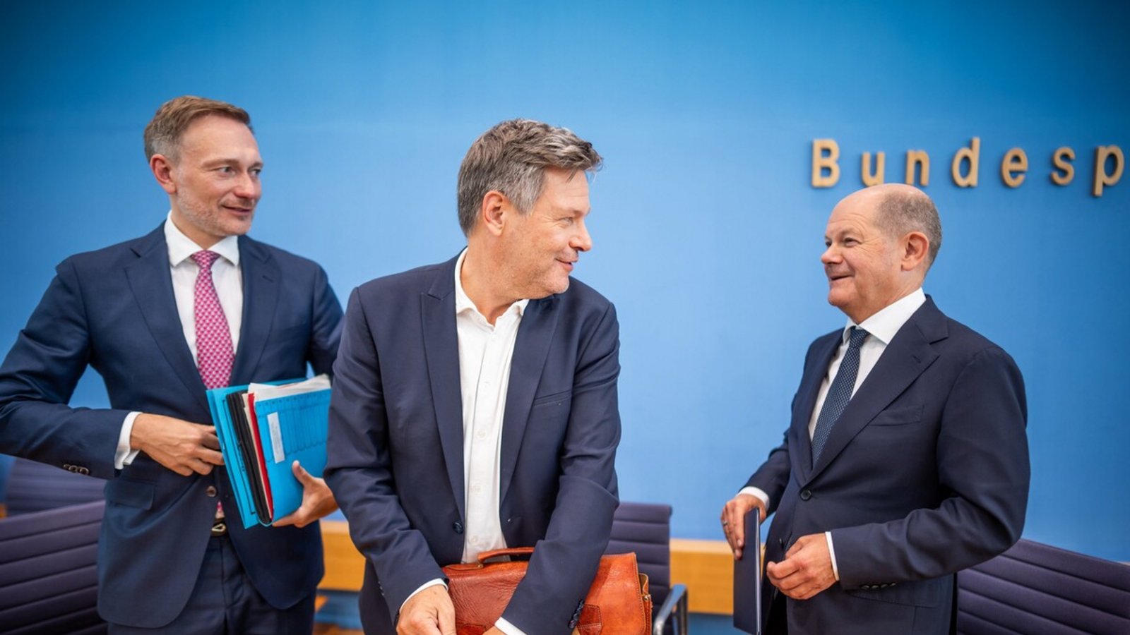 Lindner, Habeck und Scholz: Trotz des Endes der gemeinsamen Koalition haben sich die drei Parteien auf Entlastungen für die Bürger geeinigt.Foto: dpa/Michael Kappeler Lindner, Habeck und Scholz: Trotz des Endes der gemeinsamen Koalition haben sich die drei Parteien auf Entlastungen für die Bürger geeinigt.Foto: dpa/Michael Kappeler