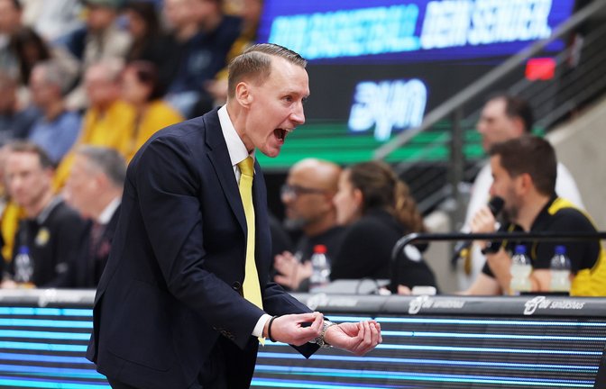 Riesen-Trainer Mikko Riipinen ist nicht zufrieden.<span class='image-autor'>Foto: Baumann/Julia Rahn</span>