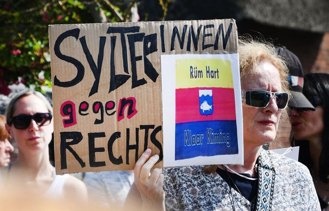 Mahnwache gegen rechte Hetze auf der Insel Sylt<span class='image-autor'>Foto: dpa/Lea Sarah Albert</span>