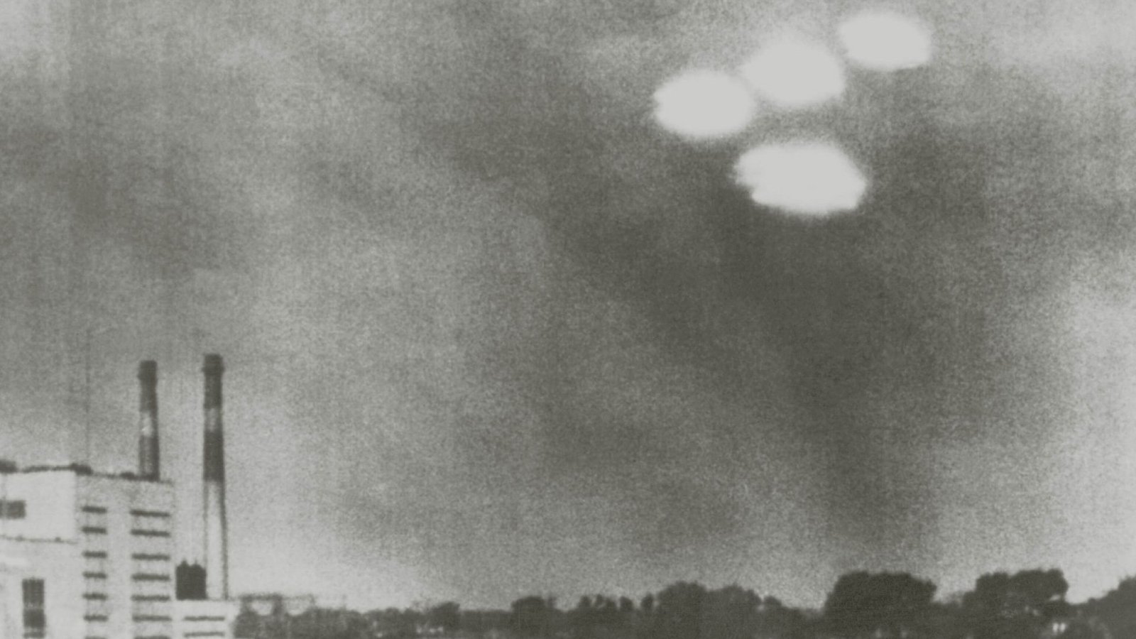 Vier in Formation fliegende „Objekte“ über der Stadt Salem im US-Bundesstaat Massachusetts sind von einem Kameramann der US-Küstenwache am 16. Juli 1952 um 09:35 Uhr aufgenommen worden.Foto: UPI/dpa/DB