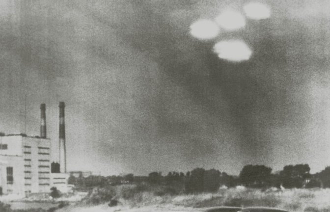 Vier in Formation fliegende „Objekte“ über der Stadt Salem im US-Bundesstaat Massachusetts sind von einem Kameramann der US-Küstenwache am 16. Juli 1952 um 09:35 Uhr aufgenommen worden.<span class='image-autor'>Foto: UPI/dpa/DB</span>