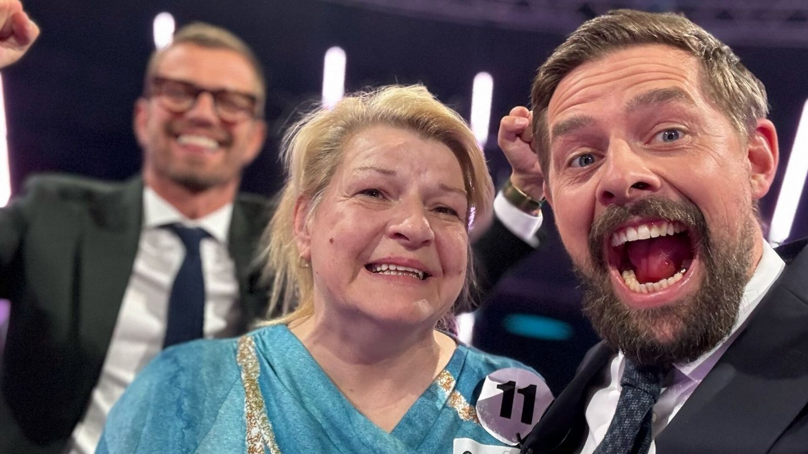 Joko Winterscheidt (links) und Klaas Heufer-Umlauf mit Quiz-Gewinnerin Carola: 24 Stunden lang bestimmten die Entertainer das Programm auf ProSieben.Foto: dpa/ProSieben Joko Winterscheidt (links) und Klaas Heufer-Umlauf mit Quiz-Gewinnerin Carola: 24 Stunden lang bestimmten die Entertainer das Programm auf ProSieben.Foto: dpa/ProSieben