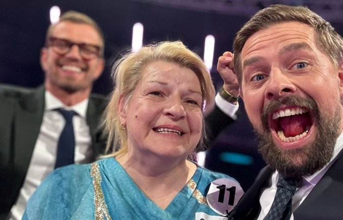 Joko Winterscheidt (links) und Klaas Heufer-Umlauf mit Quiz-Gewinnerin Carola: 24 Stunden lang bestimmten die Entertainer das Programm auf ProSieben.<span class='image-autor'>Foto: dpa/ProSieben</span>