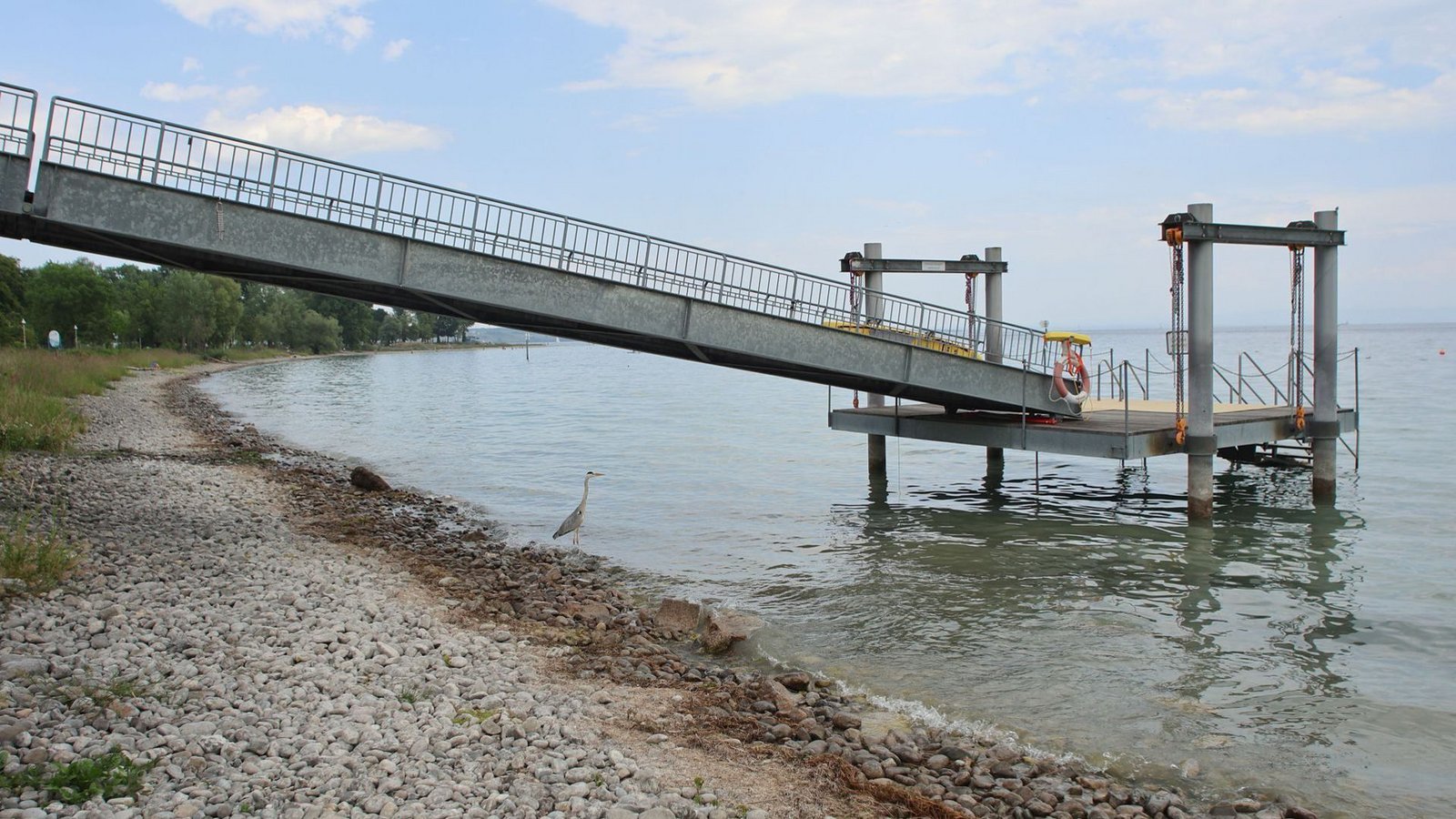 Viel zu wenig Wasser im Bodensee: Dieses Bild bietet sich seit Wochen.Foto: dpa