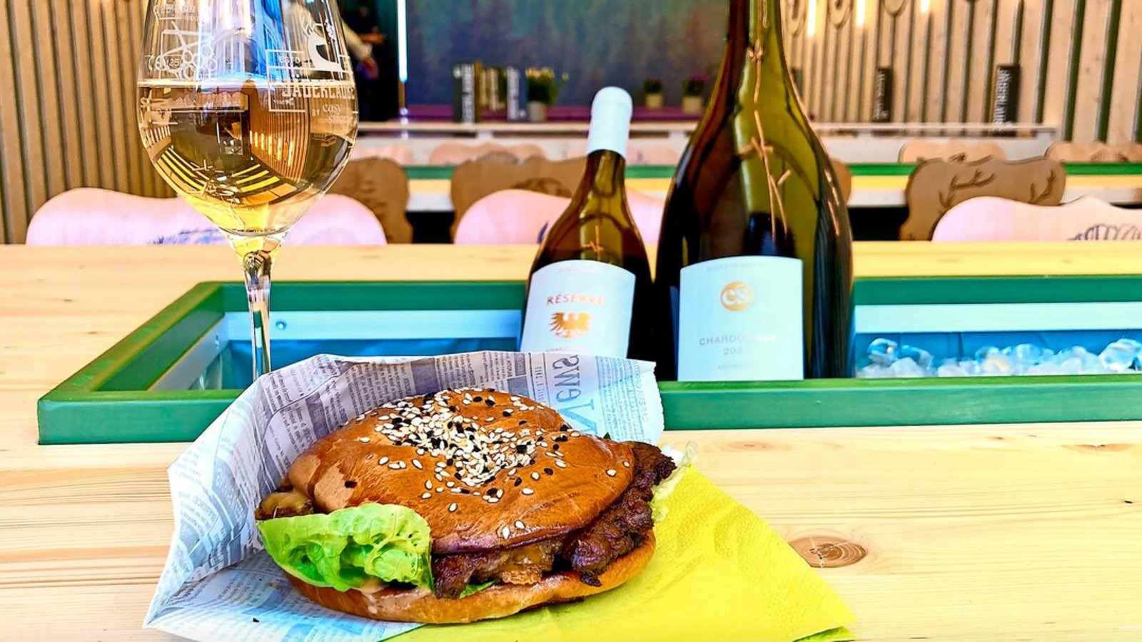 Neben traditionellen schwäbischen Spezialitäten bietet das Stuttgarter Weindorf in diesem Jahr auch kulinarische Exoten – darunter den Smash Burger aus Wagyu-Rind.Foto: Neben traditionellen schwäbischen Spezialitäten bietet das Stuttgarter Weindorf in diesem Jahr auch kulinarische Exoten – darunter den Smash Burger aus Wagyu-Rind.Foto: 