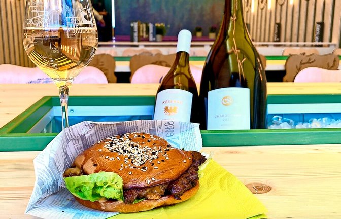Neben traditionellen schwäbischen Spezialitäten bietet das Stuttgarter Weindorf in diesem Jahr auch kulinarische Exoten – darunter den Smash Burger aus Wagyu-Rind.<span class='image-autor'>Foto: &nbsp;</span>