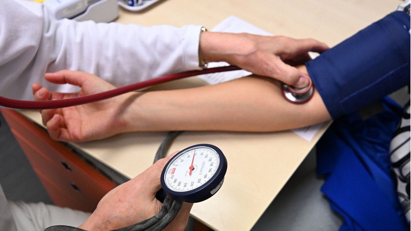 Bei einem Patienten wird der Blutdruck gemessen.Foto: dpa/Bernd Weißbrod