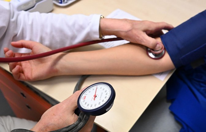 Bei einem Patienten wird der Blutdruck gemessen.<span class='image-autor'>Foto: dpa/Bernd Weißbrod</span>