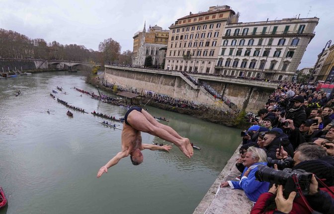 Zu Neujahr tauchen die Springer öffentlichwirksam in den Tiber – ansonsten ist der Fluss der schlechten Wasserqualität für das Baden gesperrt.<span class='image-autor'>Foto: dpa</span>