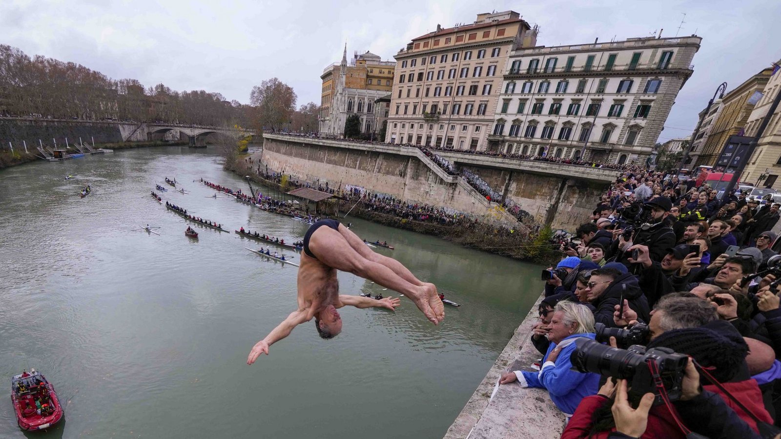Zu Neujahr tauchen die Springer öffentlichwirksam in den Tiber – ansonsten ist der Fluss der schlechten Wasserqualität für das Baden gesperrt.Foto: dpa