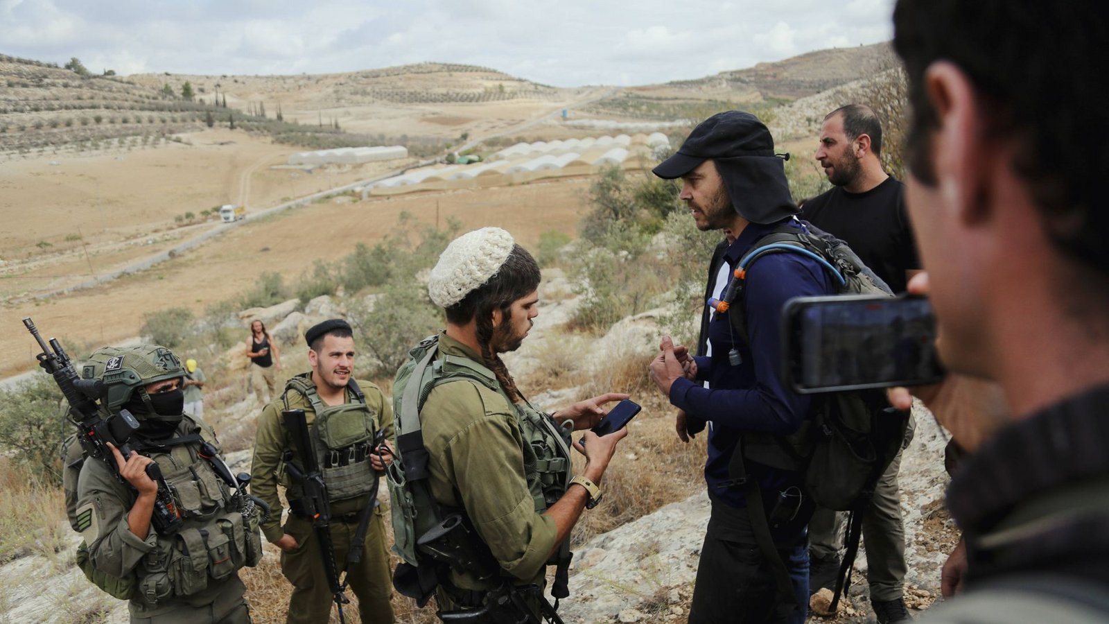 Israelis griffen während der Ernte palästinensische Bauern an, während israelische Einsatzkräfte sie von ihrem Land vertrieben und Geräte beschlagnahmten (Archivfoto).Foto: IMAGO/Middle East Images/IMAGO/Mosab Shawer Israelis griffen während der Ernte palästinensische Bauern an, während israelische Einsatzkräfte sie von ihrem Land vertrieben und Geräte beschlagnahmten (Archivfoto).Foto: IMAGO/Middle East Images/IMAGO/Mosab Shawer