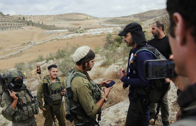 Israelis griffen während der Ernte palästinensische Bauern an, während israelische Einsatzkräfte sie von ihrem Land vertrieben und Geräte beschlagnahmten (Archivfoto).<span class='image-autor'>Foto: IMAGO/Middle East Images/IMAGO/Mosab Shawer</span>