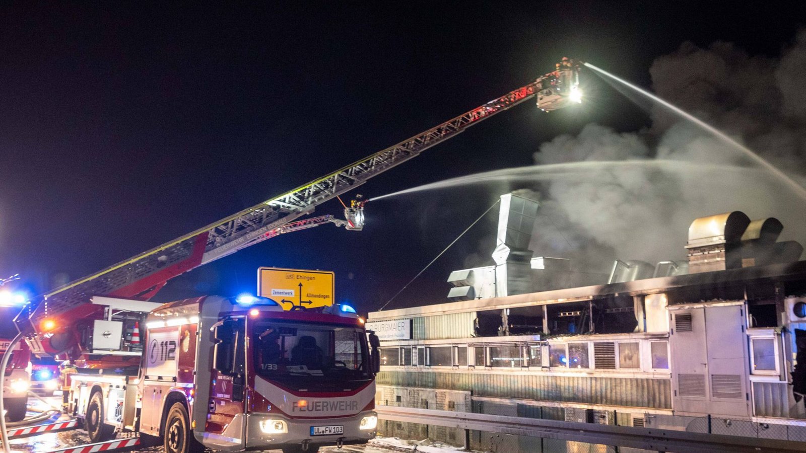 Löschung des Brandes.Foto: 7aktuell.de/Alexander Hald Löschung des Brandes.Foto: 7aktuell.de/Alexander Hald