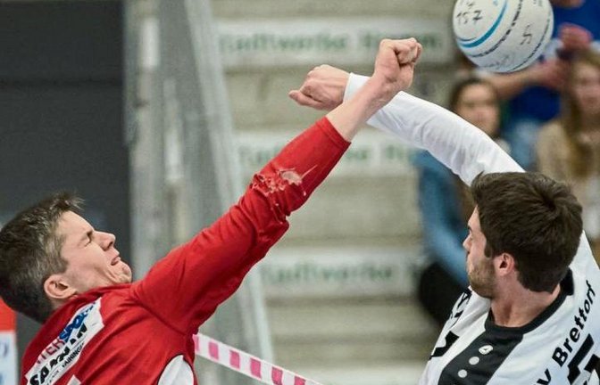 Selten sind die Vaihinger zu einem sauberen Aufbau gekommen, so dass sich Kolja Meyer (links) am Block gegen Tobias Kläner durchsetzen konnte. Foto: DFBL/Schönwandt