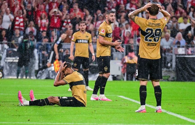 Nicht zu fassen: Josha Vagnoman (am Boden) unterläuft ein Eigentor. Die VfB-Mitspieler Maximilian Mittelstädt, Jeff chabot und Finn Jeltsch (von links) sind ebenfalls frustriert.<span class='image-autor'>IMAGO/Teresa Kroeger</span>