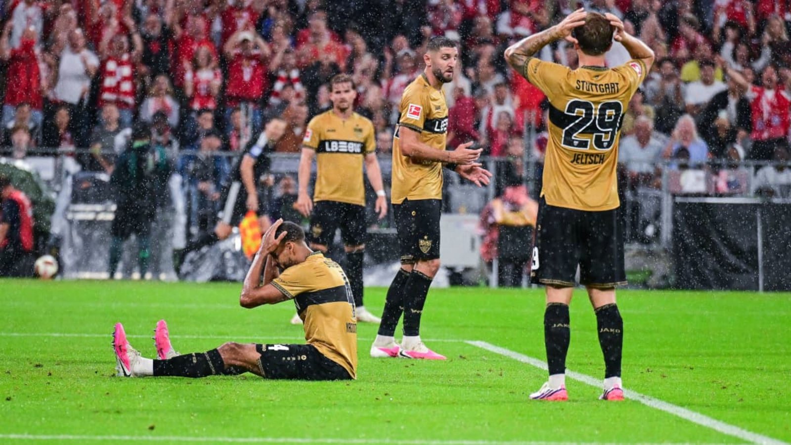 Nicht zu fassen: Josha Vagnoman (am Boden) unterläuft ein Eigentor. Die VfB-Mitspieler Maximilian Mittelstädt, Jeff chabot und Finn Jeltsch (von links) sind ebenfalls frustriert.IMAGO/Teresa Kroeger Nicht zu fassen: Josha Vagnoman (am Boden) unterläuft ein Eigentor. Die VfB-Mitspieler Maximilian Mittelstädt, Jeff chabot und Finn Jeltsch (von links) sind ebenfalls frustriert.IMAGO/Teresa Kroeger