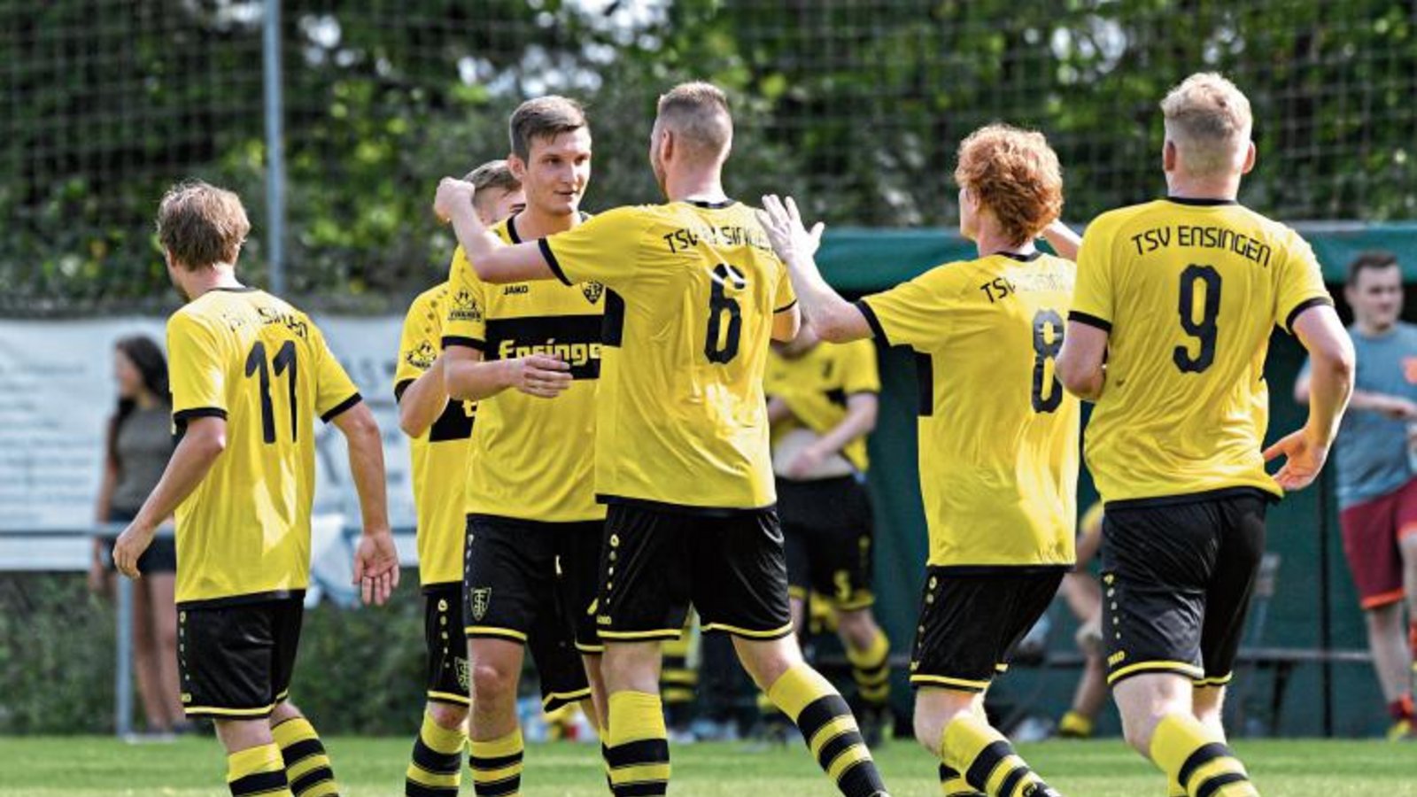 Ob der Ensinger Tom Jäger (Zweiter von links) auch im Punktspiel gegen Wiernsheim jubeln kann, ist noch offen – im Pokalspiel hat er sich eine Prellung am Spann zugezogen. Foto: Leitner