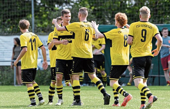 Ob der Ensinger Tom Jäger (Zweiter von links) auch im Punktspiel gegen Wiernsheim jubeln kann, ist noch offen – im Pokalspiel hat er sich eine Prellung am Spann zugezogen. Foto: Leitner