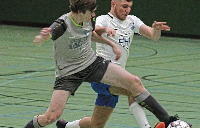 Luca Fuchs (links) von der SGM Roßwag/Mühlhausen, eigentlich noch für die A-Junioren spielberechtigt, machte beim Mühlacker Hallenstadtpokal positiv auf sich aufmerksam. Für Christian Gläser (Zweiter von rechts) und den TSV Großglattbach war dagegen nicht