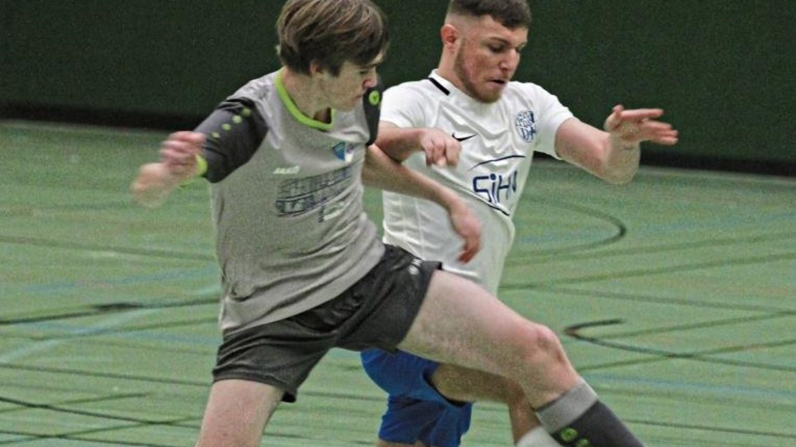 Luca Fuchs (links) von der SGM Roßwag/Mühlhausen, eigentlich noch für die A-Junioren spielberechtigt, machte beim Mühlacker Hallenstadtpokal positiv auf sich aufmerksam. Für Christian Gläser (Zweiter von rechts) und den TSV Großglattbach war dagegen nicht