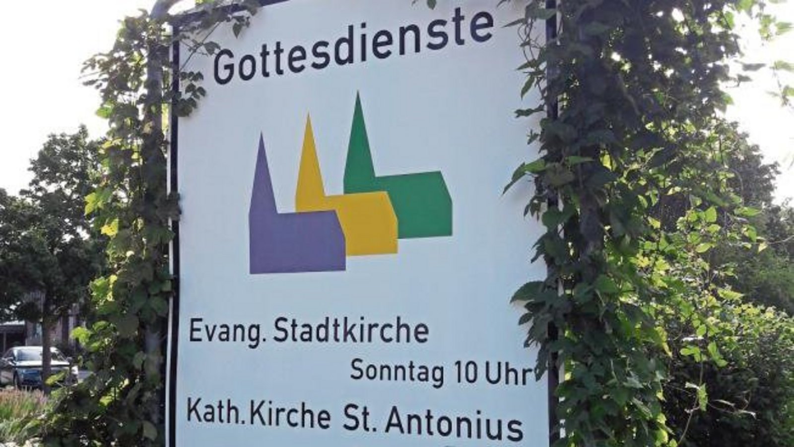 Üppig ist die Gottesdiensttafel in Vaihingen mit Hopfen umrankt.  Foto: Rücker