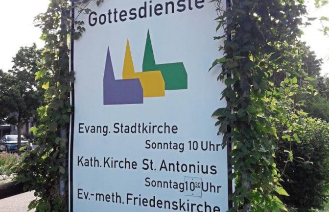 Üppig ist die Gottesdiensttafel in Vaihingen mit Hopfen umrankt.  Foto: Rücker