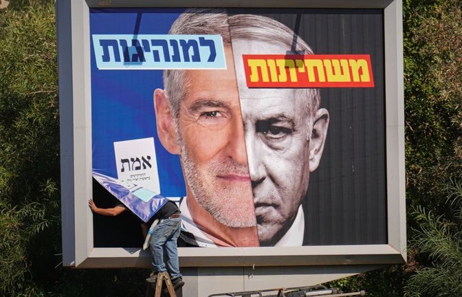 Wahlkampf in Israel: Ein Plakat der oppositionellen Demokratischen Partei zeigt deren Vorsitzdenden Yair Golan (l.) neben einem Bild des israelischen Ministerpräsidenten Benjamin Netanjahu (r.). Der hebräische Slogan lautet: „Von der Korruption zur Führung.“ Am Dienstag wird im Land gewählt.<span class='image-autor'>Ariel Schalit/AP/dpa</span>
