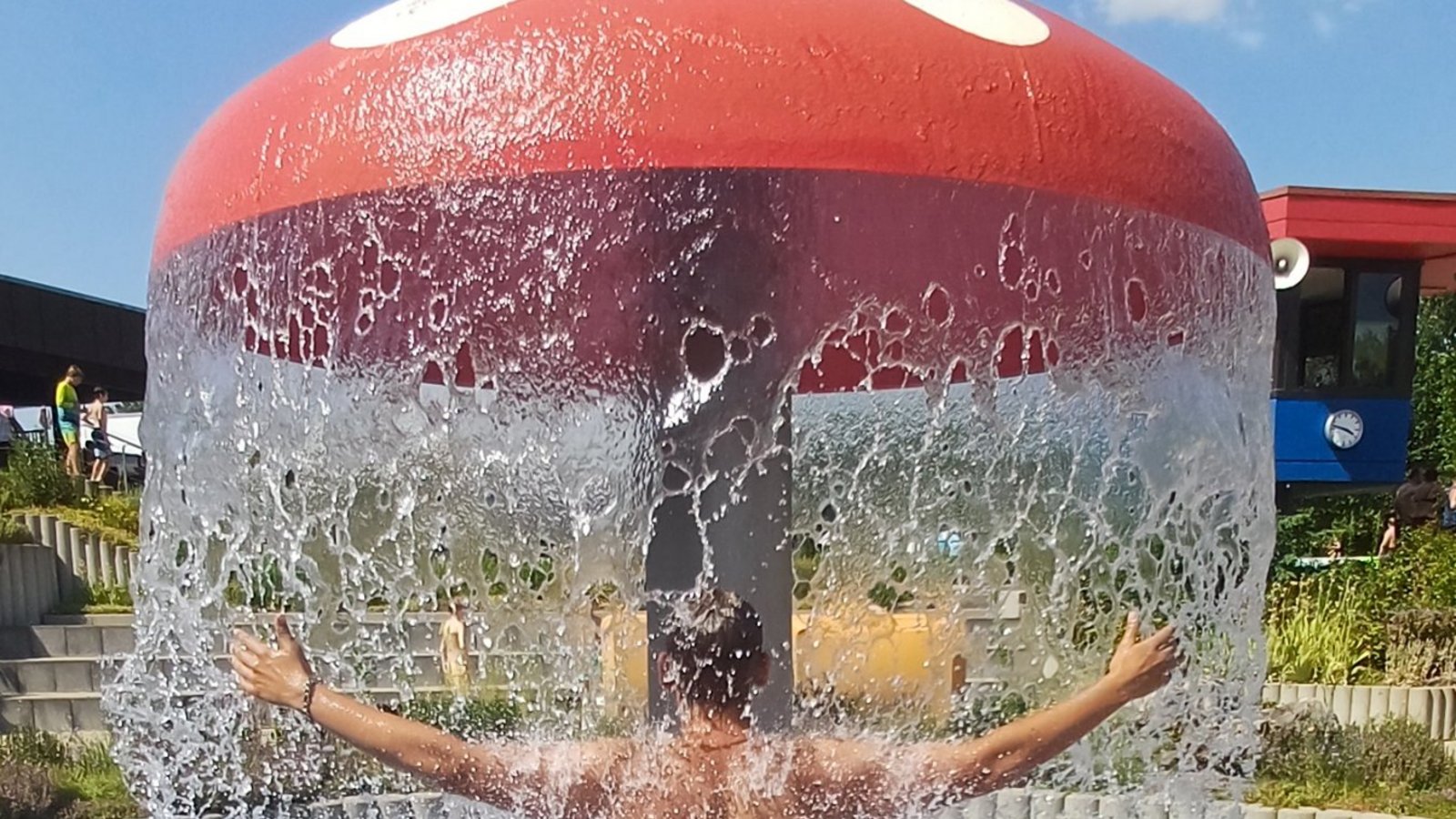Nach Feierabend genießt der Betriebsleiter des Enztalbads Luan Gashi fürs Foto den kalten Wasserschwall unterm „Pilz“.  Foto: Rücker