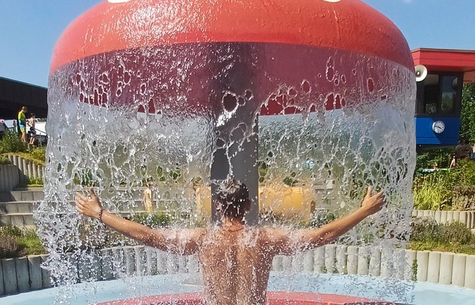 Nach Feierabend genießt der Betriebsleiter des Enztalbads Luan Gashi fürs Foto den kalten Wasserschwall unterm „Pilz“.  <span class='image-autor'>Foto: Rücker</span>