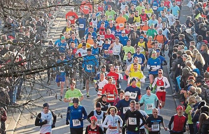 Schon kurz nach dem Start hat sich beim Silvesterlauf eine Spitzengruppe abgesetzt. Fotos: Küppers