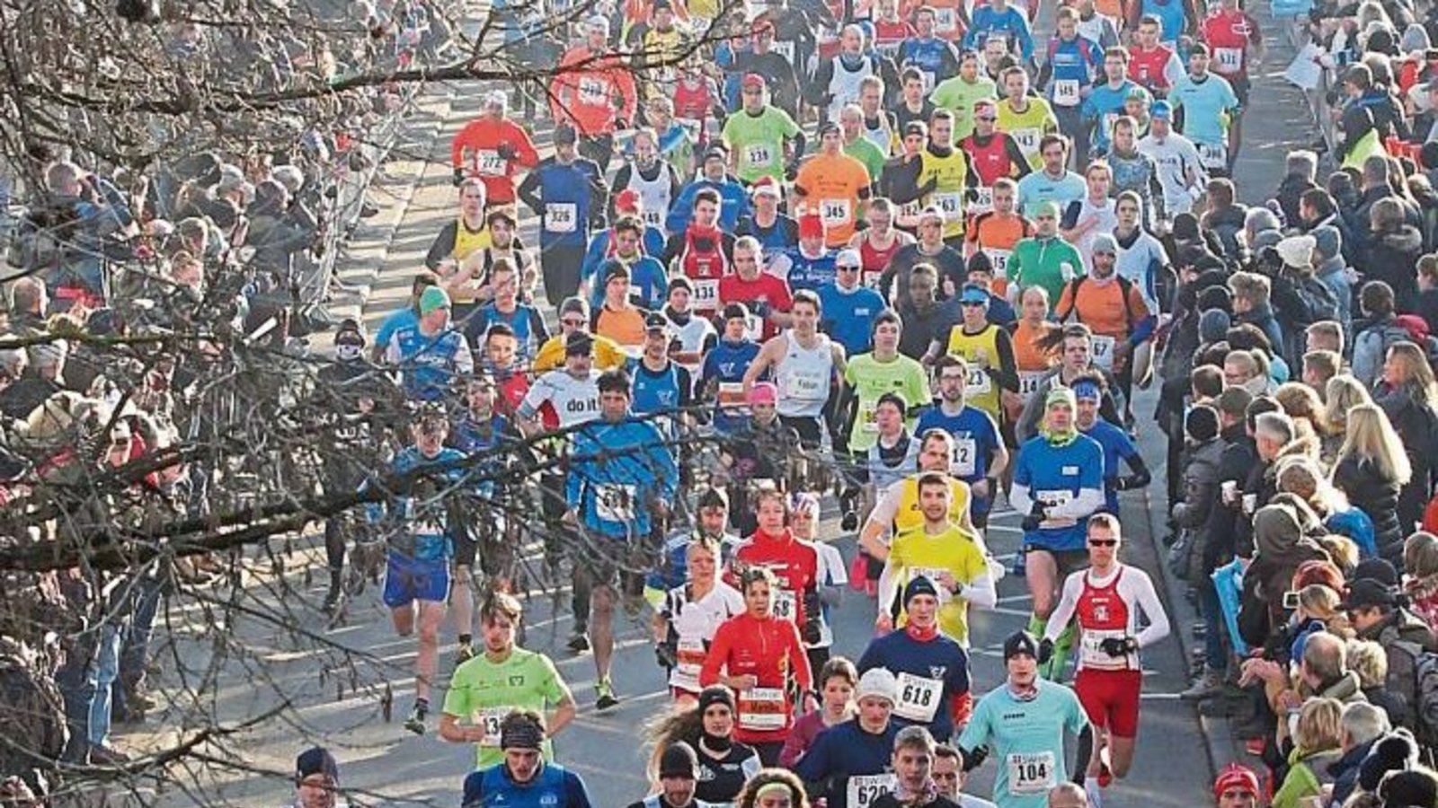 Schon kurz nach dem Start hat sich beim Silvesterlauf eine Spitzengruppe abgesetzt. Fotos: Küppers Schon kurz nach dem Start hat sich beim Silvesterlauf eine Spitzengruppe abgesetzt. Fotos: Küppers