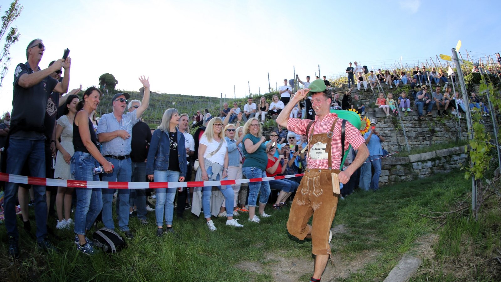 Bergauf, bergab geht es beim Lembergerland 401 Stäffele-Teamlauf – ein witziges Outfit garantiert lautstarkes Anfeuern durch das Publikum.  Archivoto: Küppers/VKZ