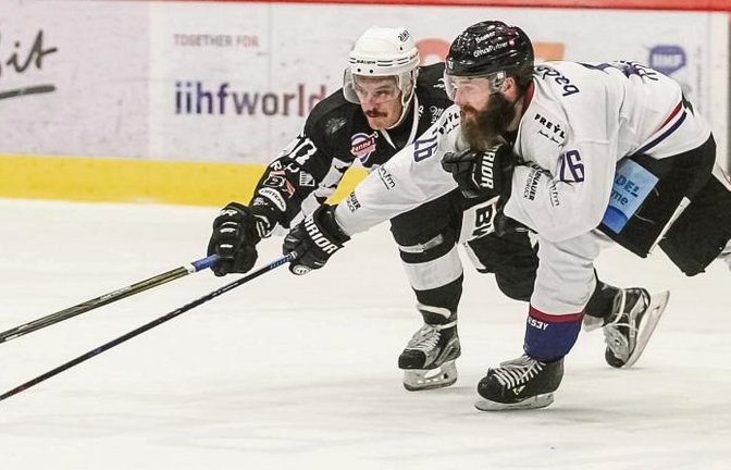 Bietigheims Robin Just (links) macht sich gegen Philipp Rießle vom EHC Freiburg lang. Doch weder gegen die Wölfe noch bei den Eispiraten Crimmitschau reichte es für die Steelers in der DEL 2 zu einem Sieg.  Foto: Simecek