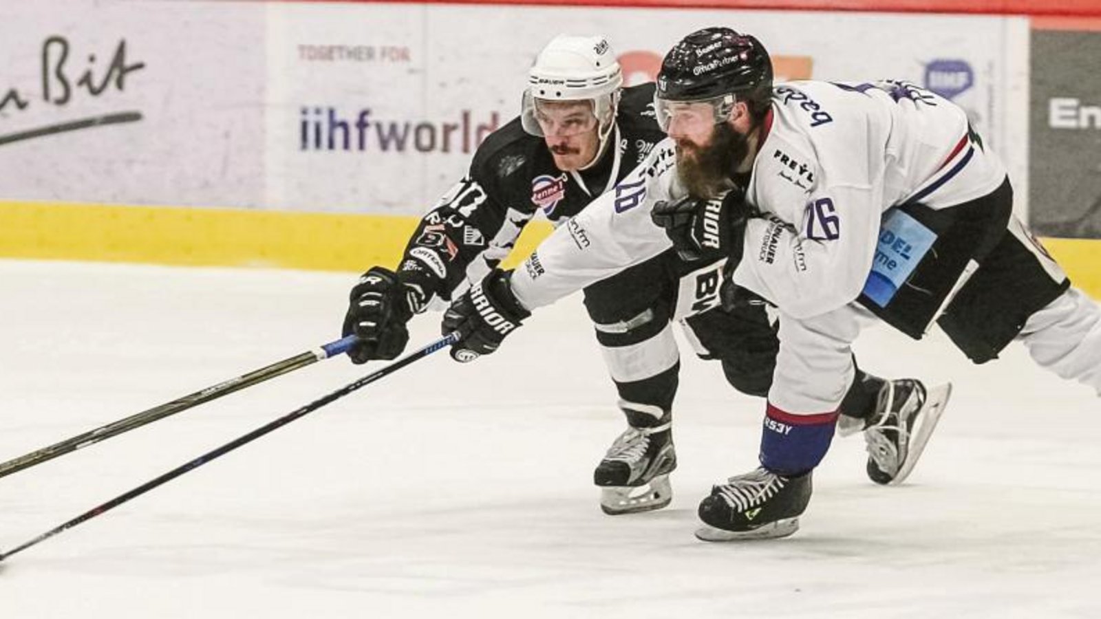 Bietigheims Robin Just (links) macht sich gegen Philipp Rießle vom EHC Freiburg lang. Doch weder gegen die Wölfe noch bei den Eispiraten Crimmitschau reichte es für die Steelers in der DEL 2 zu einem Sieg. Foto: Simecek Bietigheims Robin Just (links) macht sich gegen Philipp Rießle vom EHC Freiburg lang. Doch weder gegen die Wölfe noch bei den Eispiraten Crimmitschau reichte es für die Steelers in der DEL 2 zu einem Sieg. Foto: Simecek