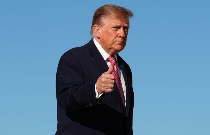 US-Präsident Trump: US-Präsident Donald Trump geht auf der Joint Base Andrews in Maryland zur Air Force One.<span class='image-autor'>Julia Demaree Nikhinson/AP/dpa</span>