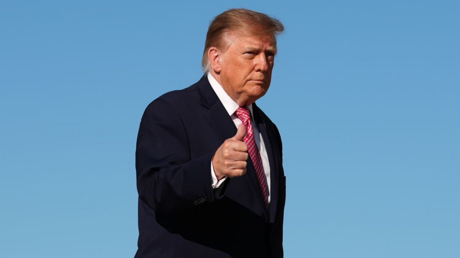 US-Präsident Trump: US-Präsident Donald Trump geht auf der Joint Base Andrews in Maryland zur Air Force One.Julia Demaree Nikhinson/AP/dpa US-Präsident Trump: US-Präsident Donald Trump geht auf der Joint Base Andrews in Maryland zur Air Force One.Julia Demaree Nikhinson/AP/dpa