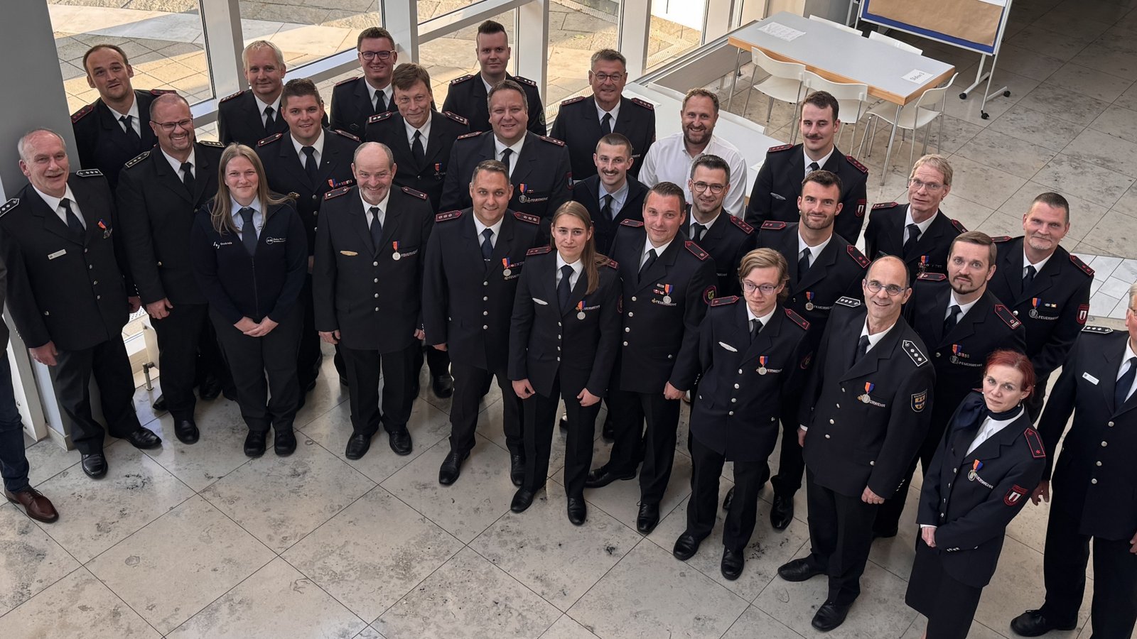 Dank für den Einsatz beim Hochwasser im Saarland 2024: Die Männer und Frauen des Hochwasserzuges 1 um Manfred Wankmüller (Zweiter von links) werden von Landrat Bastian Rosenau und Kreisbrandmeister Carsten Sorg (Erster und Vierter von links) ausgezeichnet. Foto: LE Dank für den Einsatz beim Hochwasser im Saarland 2024: Die Männer und Frauen des Hochwasserzuges 1 um Manfred Wankmüller (Zweiter von links) werden von Landrat Bastian Rosenau und Kreisbrandmeister Carsten Sorg (Erster und Vierter von links) ausgezeichnet. Foto: LE