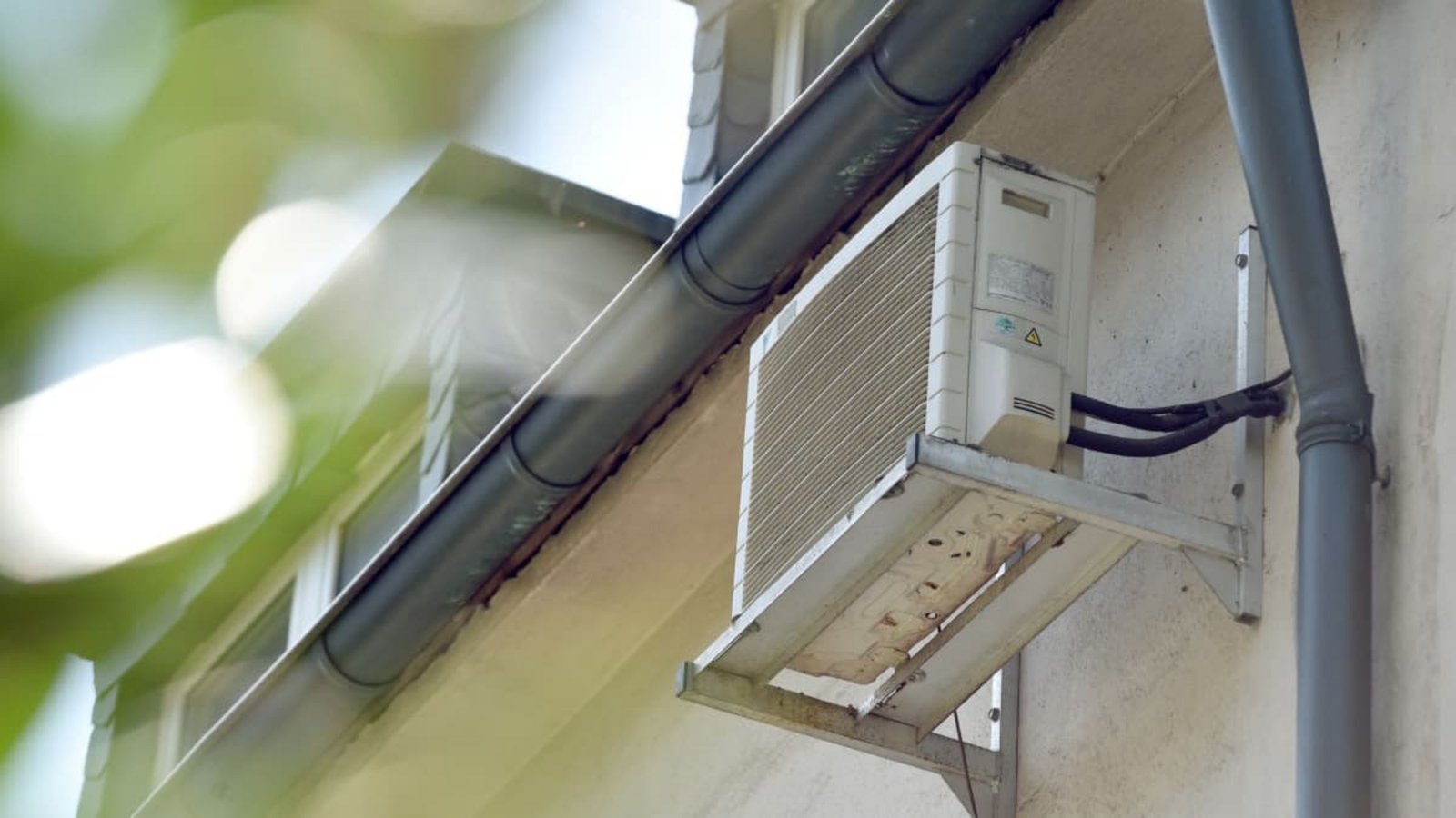 Klimaanlage an der Hauswand eines Mehrfamilienhauses: Dass sie beim Betrieb Geräusche macht, spielt für die Erlaubnis keine Rolle.Caroline Seidel-Dißmannel/dpa-tmn/dpa