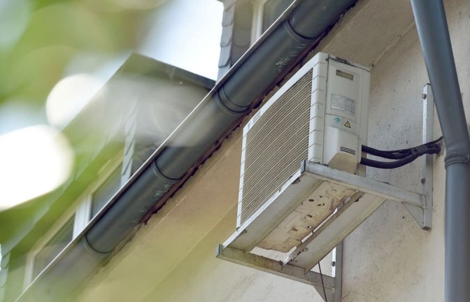 Eine Klimaanlage an der Hauswand eines Mehrfamilienhauses. Das Urteil des BGH hilft vielen Eigentümern und Mietern, künftig die HItze in ihren Wohnungen zu verinngern.<span class='image-autor'>Caroline Seidel-Dißmannel/dpa</span>