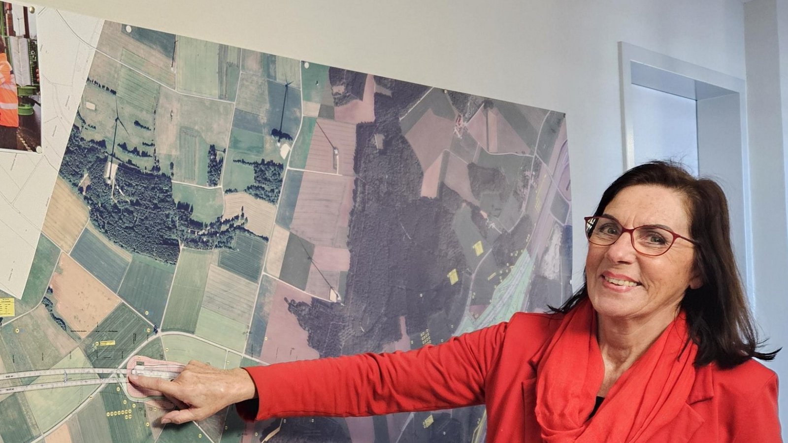 Ulrike Conle, Projektleiterin für den neuen Albaufstieg bei der Autobahn GmbH, zeigt die erste große Baumaßnahme des Vorhabens: ein Portal für den Tunnel Drackenstein. Fotos: Rieger Ulrike Conle, Projektleiterin für den neuen Albaufstieg bei der Autobahn GmbH, zeigt die erste große Baumaßnahme des Vorhabens: ein Portal für den Tunnel Drackenstein. Fotos: Rieger
