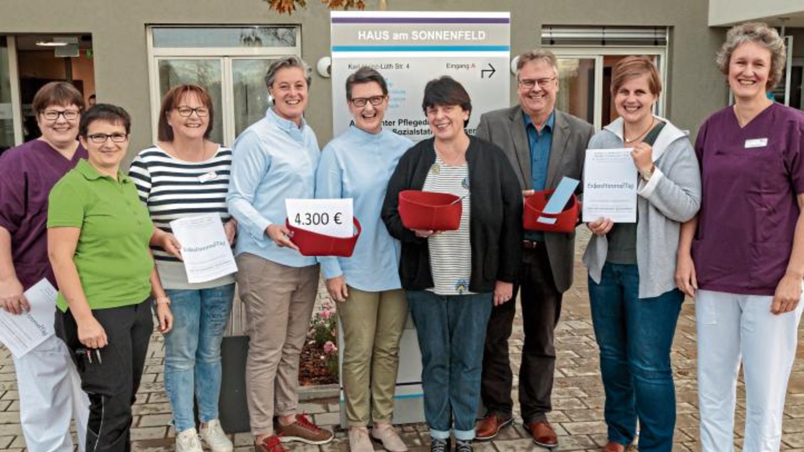 Beim Chor Notabene und den Empfängern der Spende war die Freude groß. Foto: p Beim Chor Notabene und den Empfängern der Spende war die Freude groß. Foto: p