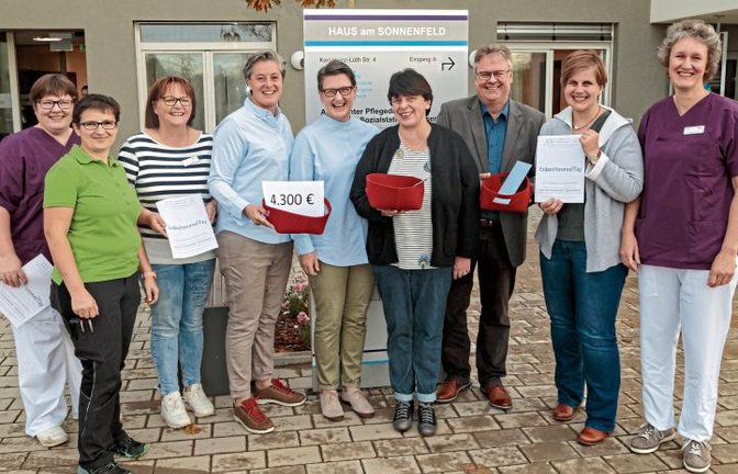 Beim Chor Notabene und den Empfängern der Spende war die Freude groß.  Foto: p