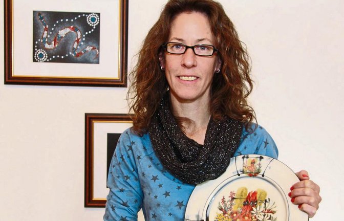 Ihren Original-Pavlova-Tortenteller, der mit australischen Blüten bemalt ist, wird Katrina Velten auch dieses Weihnachten für ihr Nationaldessert auspacken. Foto: Gergen